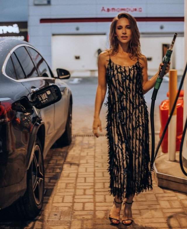 Юлия Ковальчук в черном платье у машины