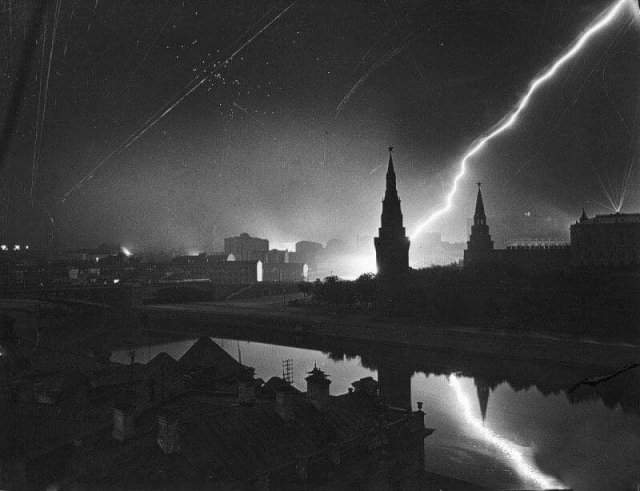 Москвичи специально гасили свет в окнах, чтобы сбить немецкую авиацию с толку во время битвы за столицу, 1941