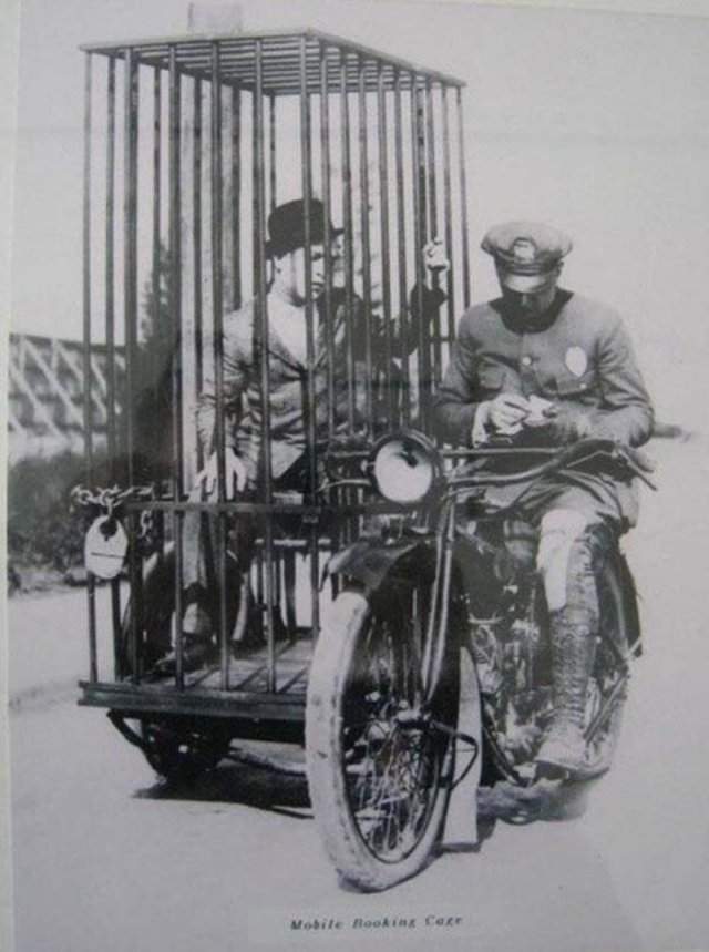 Полицейский на мотоцикле Harley–Davidson перевозит заключённого, США, 1920–1930ые годы