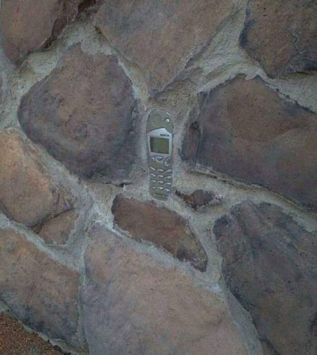 Старая Nokia в стене