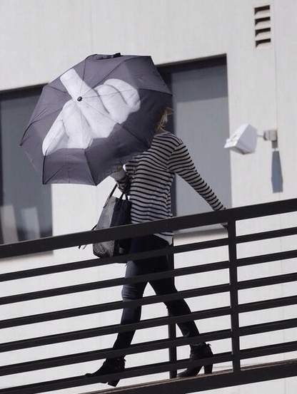 Дженнифер Лоуренс всегда носит с собой зонтик с &quot;посланием&quot;