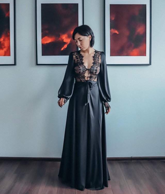 Ригина Гайсина - супруга блогера Евгения Кулика в черном платье