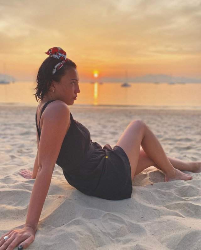 Ригина Гайсина - супруга блогера Евгения Кулика на пляже в черном платье