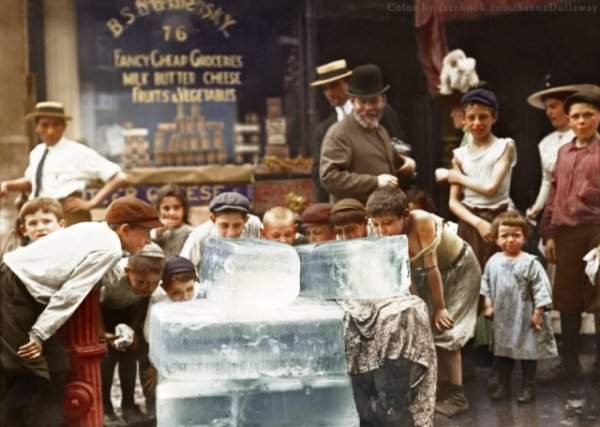 Дети облизывают лёд во время жары в Нью-Йорке