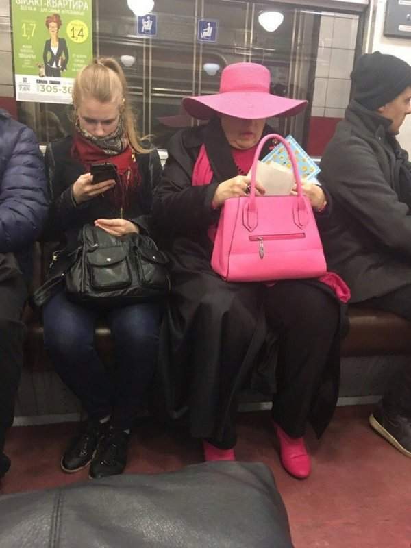 женщина в розовой шляпе