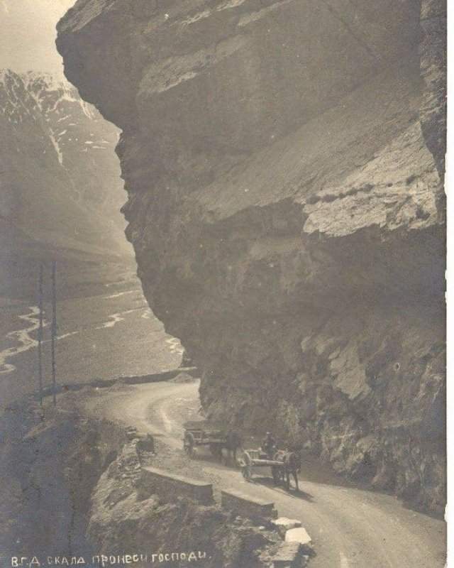 Скала, имеющая название &quot;Пронеси Господи&quot;. Военно-грузинская дорога, 1900 год.