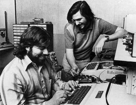 Стив Джобс и Стив Возняк собирают компьютер в гараже, 1975 год