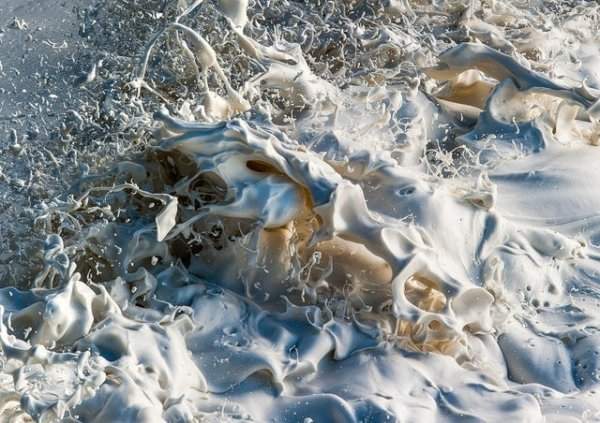 Фотосъёмка морской пены на высокой скорости