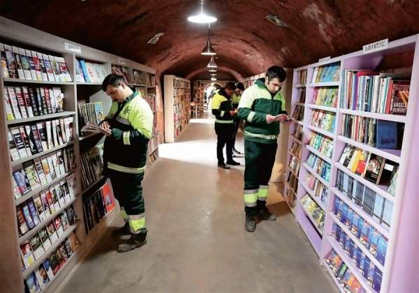 Турецкие сборщики мусора открыли библиотеку с книгами