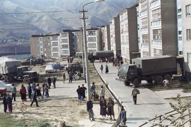 Российские войска производят эвакуацию жителей, 4 ноября 1992 год