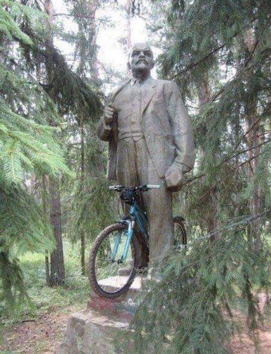 Ленин на велосипеде