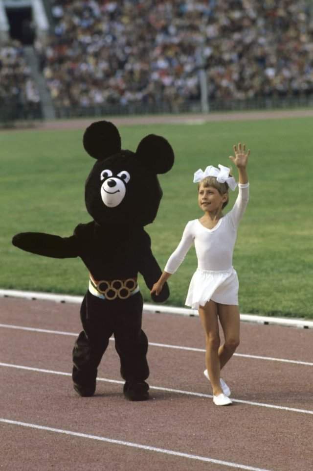 Девочка-гимнастка и Мишка — символ Олимпиады-80
