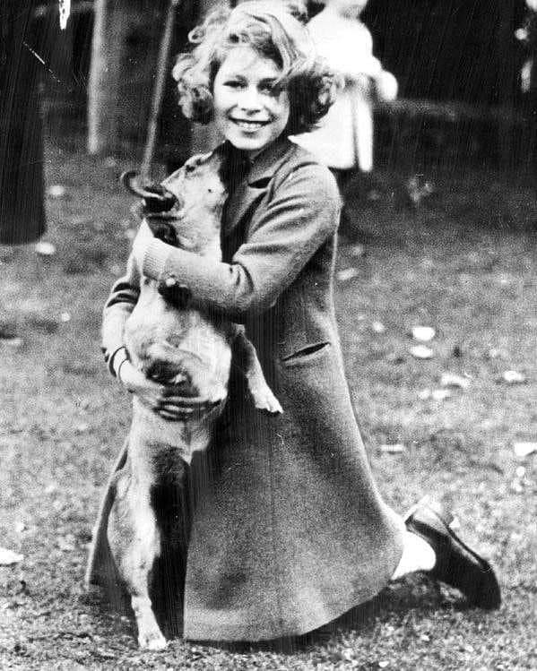 Будущая королева Великобритании Елизавета II в молодости, 1942 год.