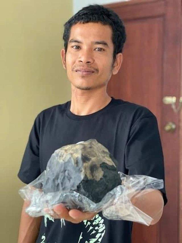 Джошуа Хутагалунг держит метеорит