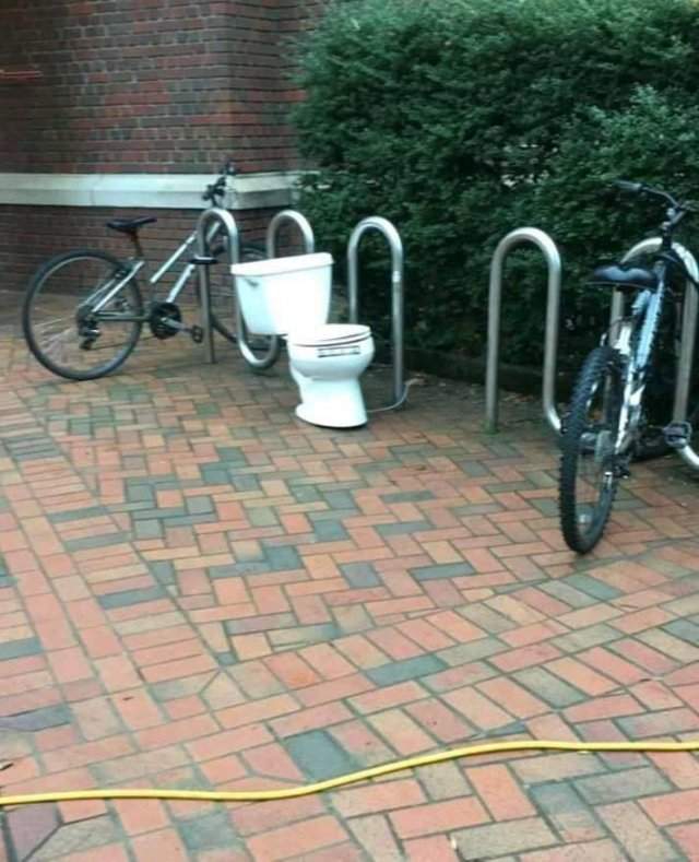 Странность на парковке для велосипедов