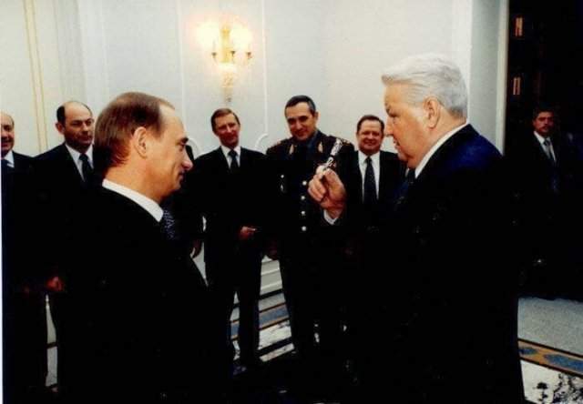 Ельцин дарит Путину ручку, которой был подписан его указ об отставке, 1999 год