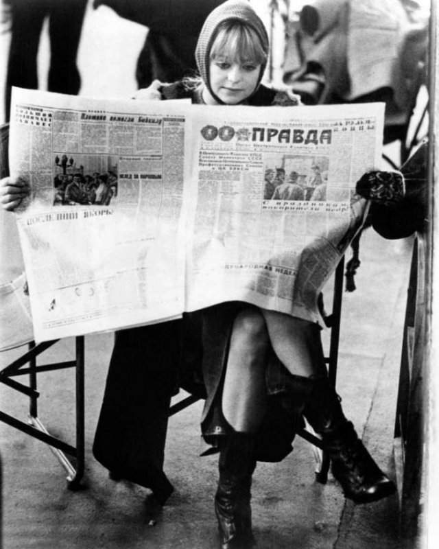 Голди Хоун читает газету &quot;Правда&quot;, 1974 год, Вена