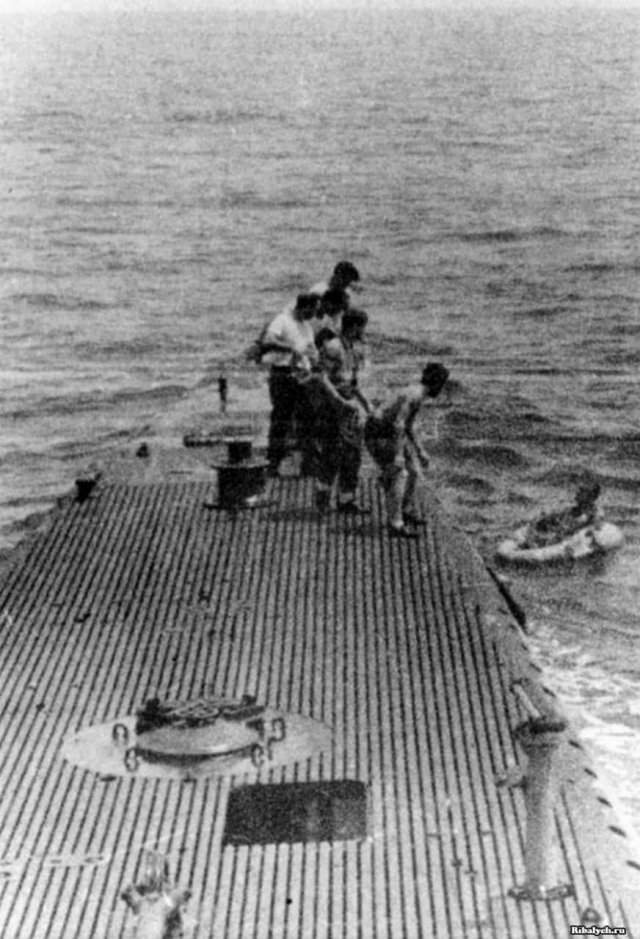 Американская подводная лодка спасает сбитого японцами своего летчика – будущего президента Джорджа Буша-старшего, 1944 год.