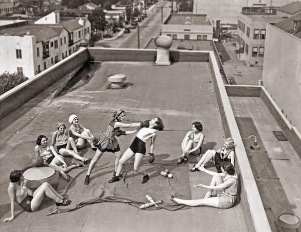 Девушки занимаются боксом на крыше дома, 1938 год