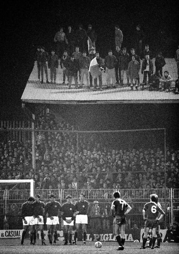 Болельщики на крыше стадиона Далимаунт-Парк, Дублин, Ирландия. 1985 год