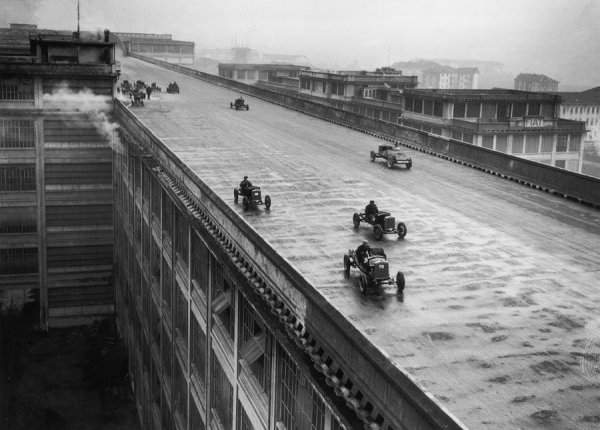 Гоночные автомобили Fiat тестируются на крыше завода. Турин, 1923 год