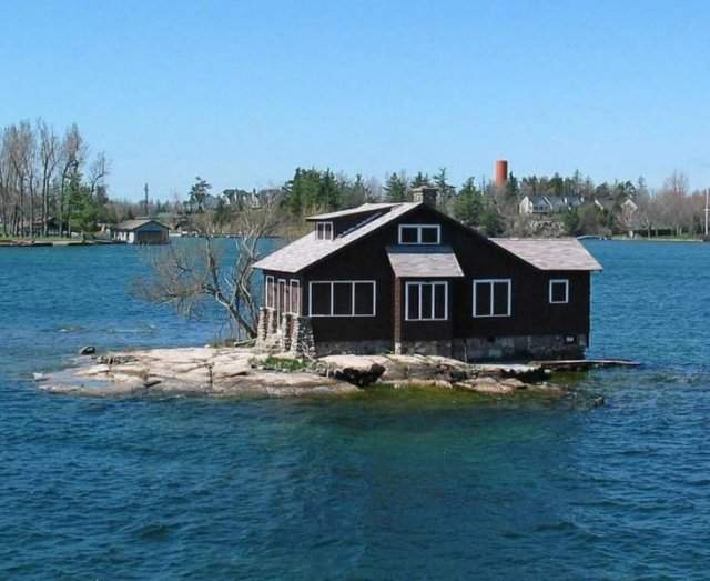 Дом на острове на озере
