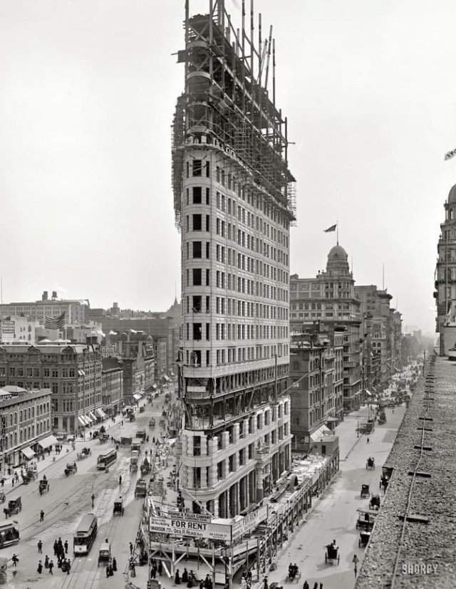 Строительство известного &quot;дома-утюга&quot;, одного из архитектурных символов Нью-Йорка, 1902 г.