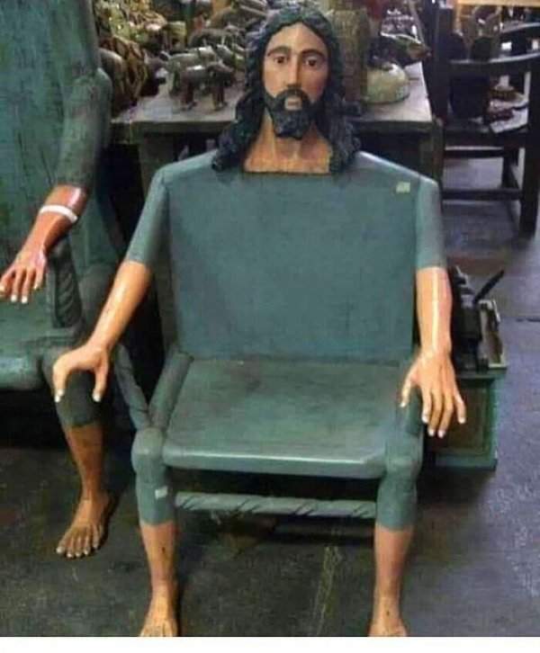 стул в форме Иисуса