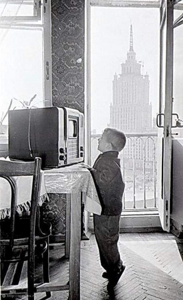 Мaленький москвич смотрит телевизор... СССР. 1950-е.