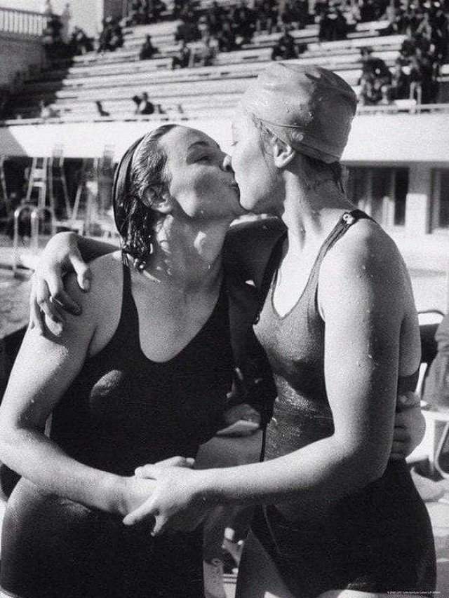 Пловчихи поздравляют друг друга с успешным выступлением на Спартакиаде, СССР, 1956 год.