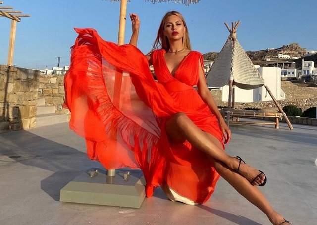Виктория Боня в красном платье