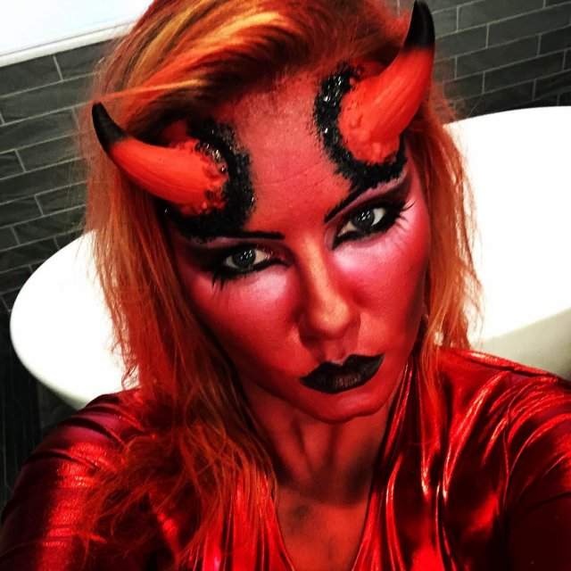 Элиша Катберт в костюме дьявола