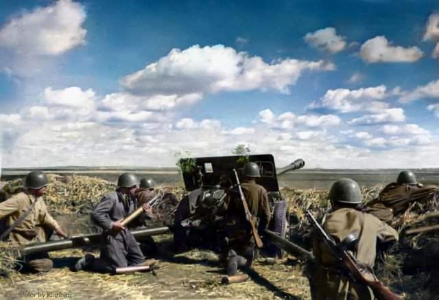 Артиллеристы ведут огонь по противнику. Сентябрь, 1942 год.