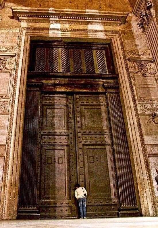 Двери Пантеона 7,5 метров в высоту и 5,5 метров в ширину - самые большие из сохранившихся с римских времен дверей