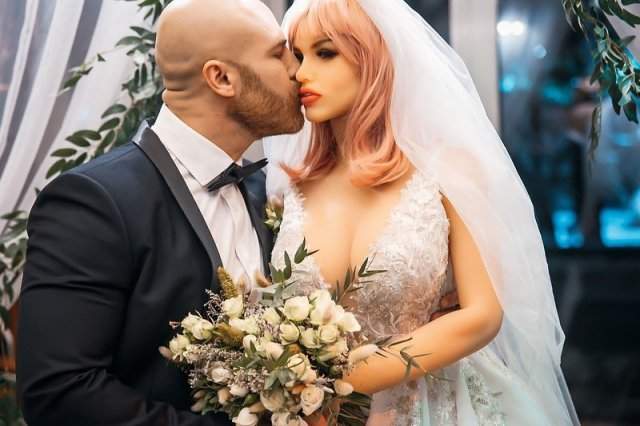 бодибилдер Юрий Толочко с третьей попытки женился на кукле для взрослых