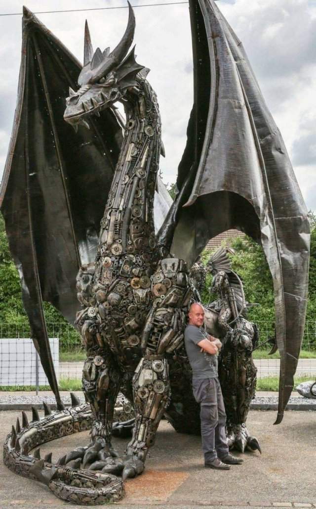 Огромный дракон из металла