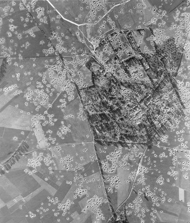 Кратеры от бомб, 1940–е годы, Бовуар, Франция