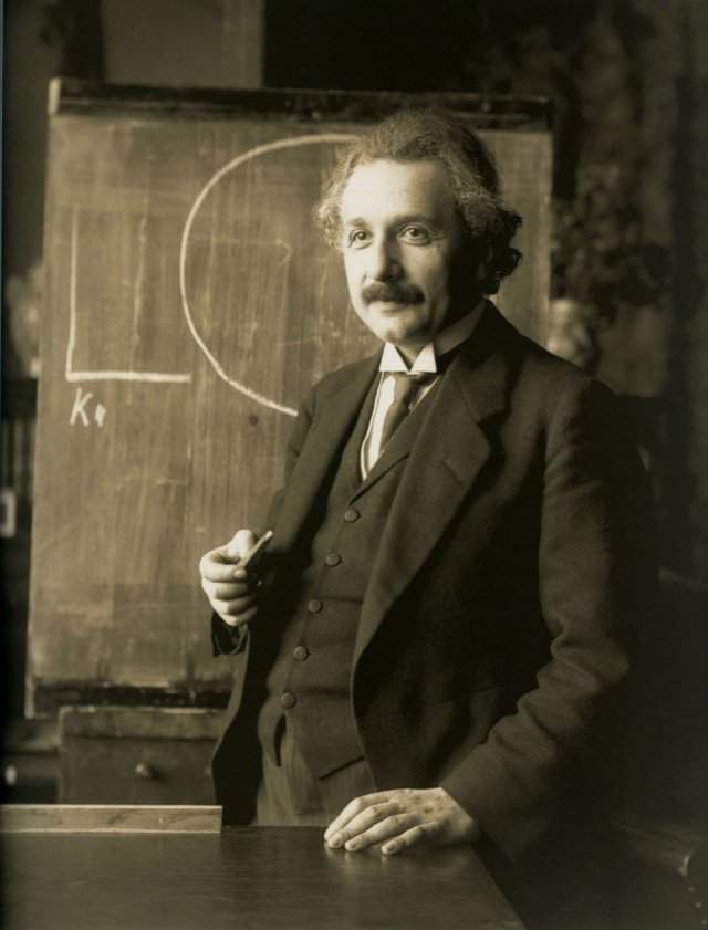 Эйнштейн был мастером игры на скрипке и один раз даже сыграл на благотворительном концерте в Германии. 1934 г.