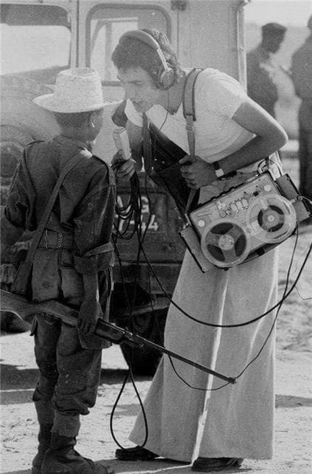 Журналист берет интервью у 14-летнего солдата. Ангола, февраль 1976 года.