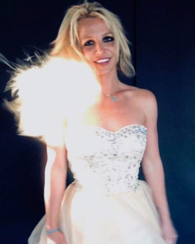 Бритни Спирс в белом платье