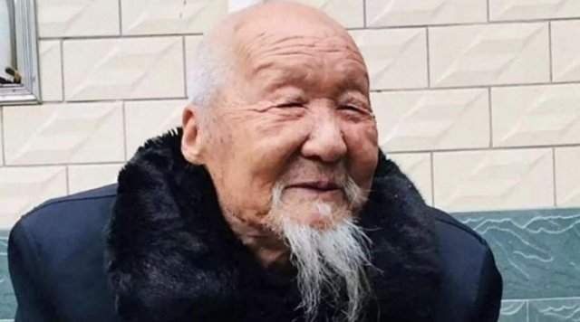 «Курение и алкоголь — добро или зло?»: 100-летний китаец рассказал о своем секрете долголетия