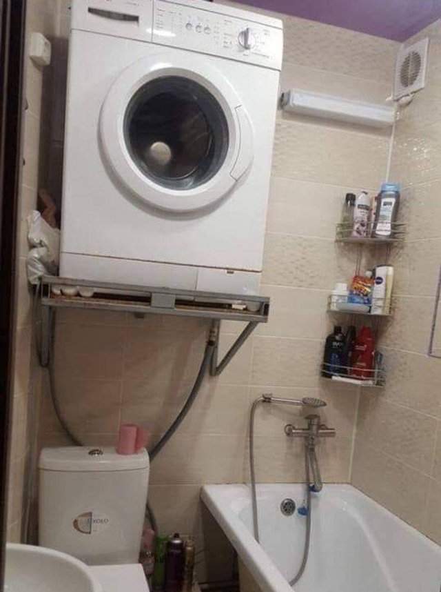 Стиральная машинка в ванной комнате