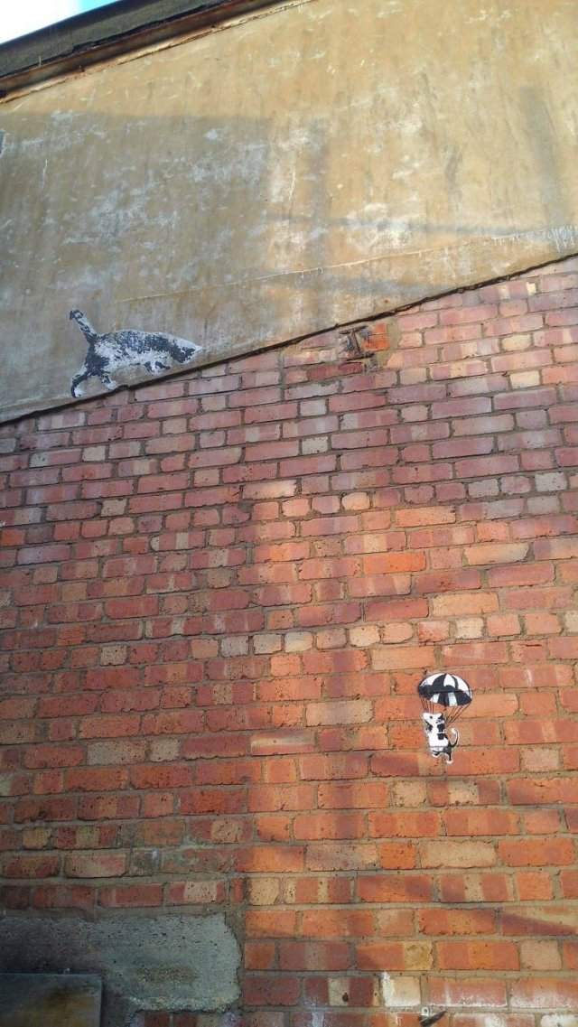 Граффити кот и мышь на стене