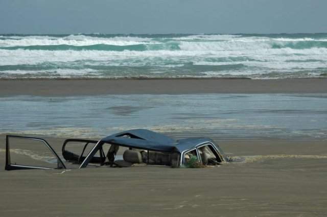 Затопленный автомобиль на пляже