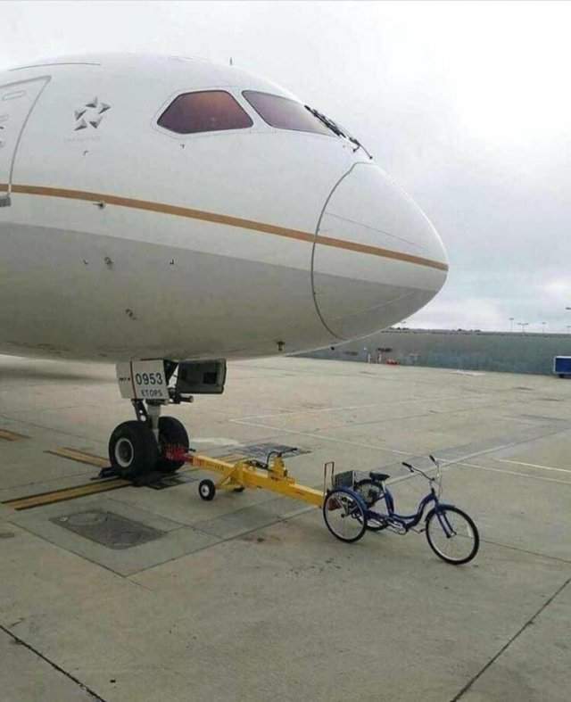 Буксировка самолета велосипедом