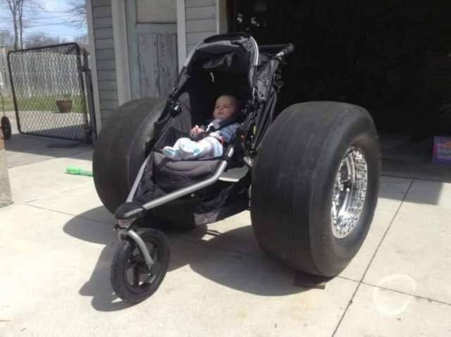 Коляска для ребенка с большими колесами