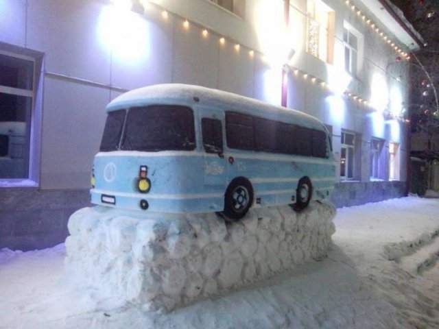 Автобус из снега