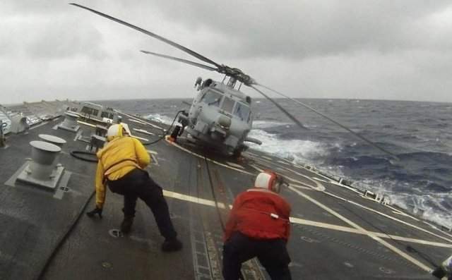 Вертолет на судне во время шторма