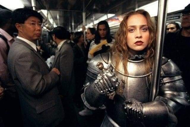 Певица Фиона Эппл в образе Жанны д'Арк в Нью-Йоркском метрополитене, 1990-е.