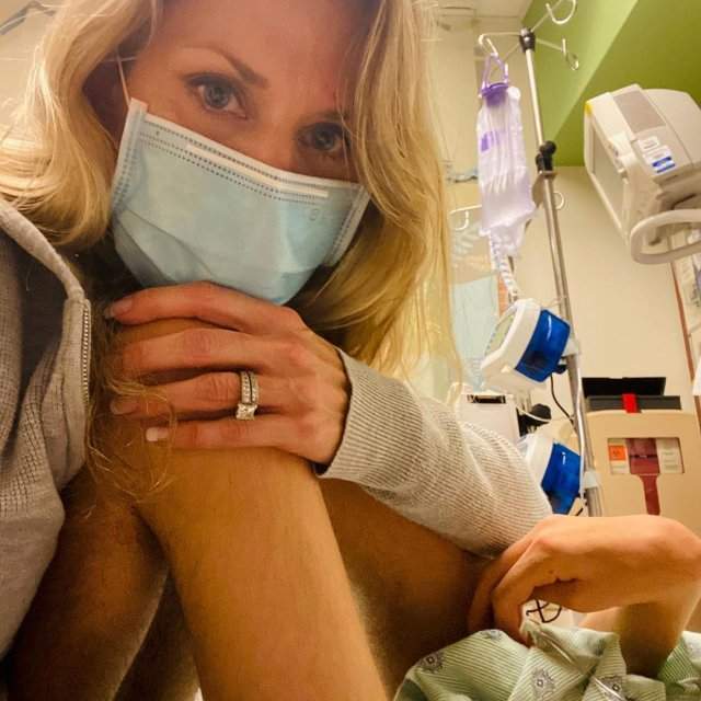 Керри Хоскинс в маске в больницы